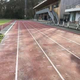 Reiniging van de atletiekpiste bij AC Break - afbeelding