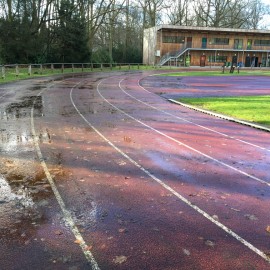 Reiniging van de atletiekpiste bij AC Break - afbeelding