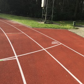 Reiniging van de atletiekpiste bij AC Break - afbeelding