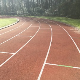 Reiniging van de atletiekpiste bij AC Break - afbeelding