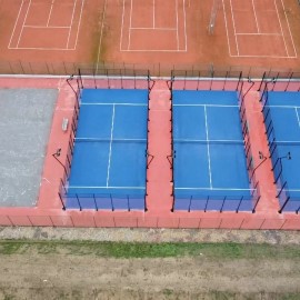 Aanleg van padel courts bij Runkster TC - afbeelding