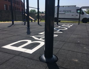 Belettering van outdoor fitness court voor Barcode Leuven