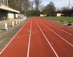 Reiniging van de atletiekpiste bij AC Break