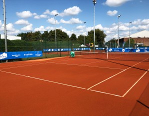 Renovatie van allweather courts bij TC Forest Hills