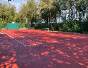 Renovatie van het tennisveld van US ambassade